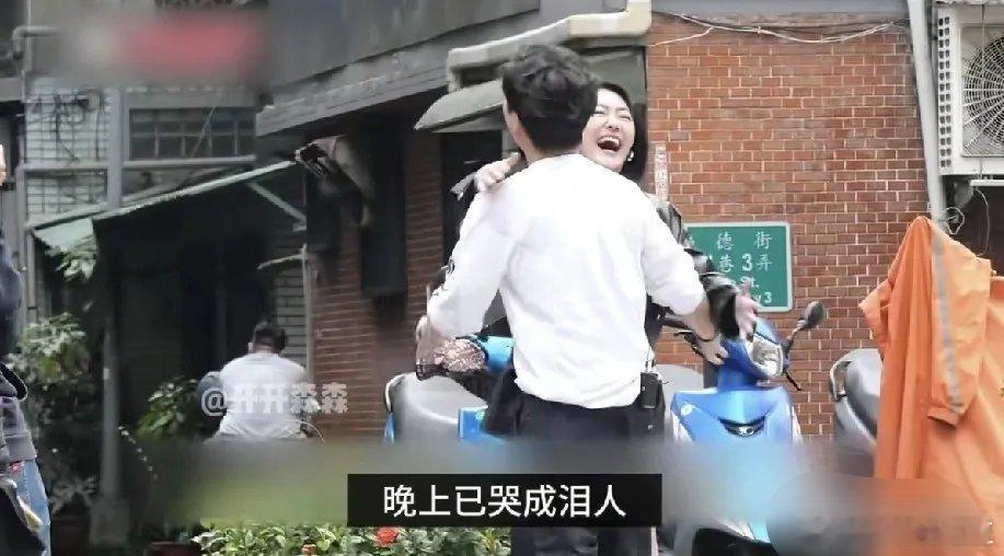 小S上热搜！小S被拍到，白天工作的时候，她还笑得十分开心！到了晚上，聚餐之后，她