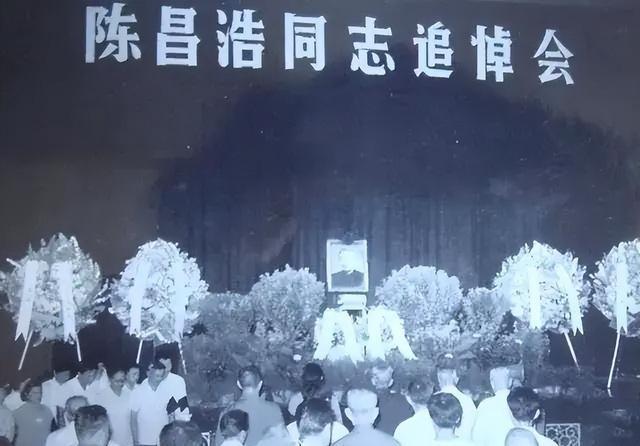 1962年5月，编译局副局长陈昌浩回乡探亲，武汉军区司令陈再道上将率领几百名老战