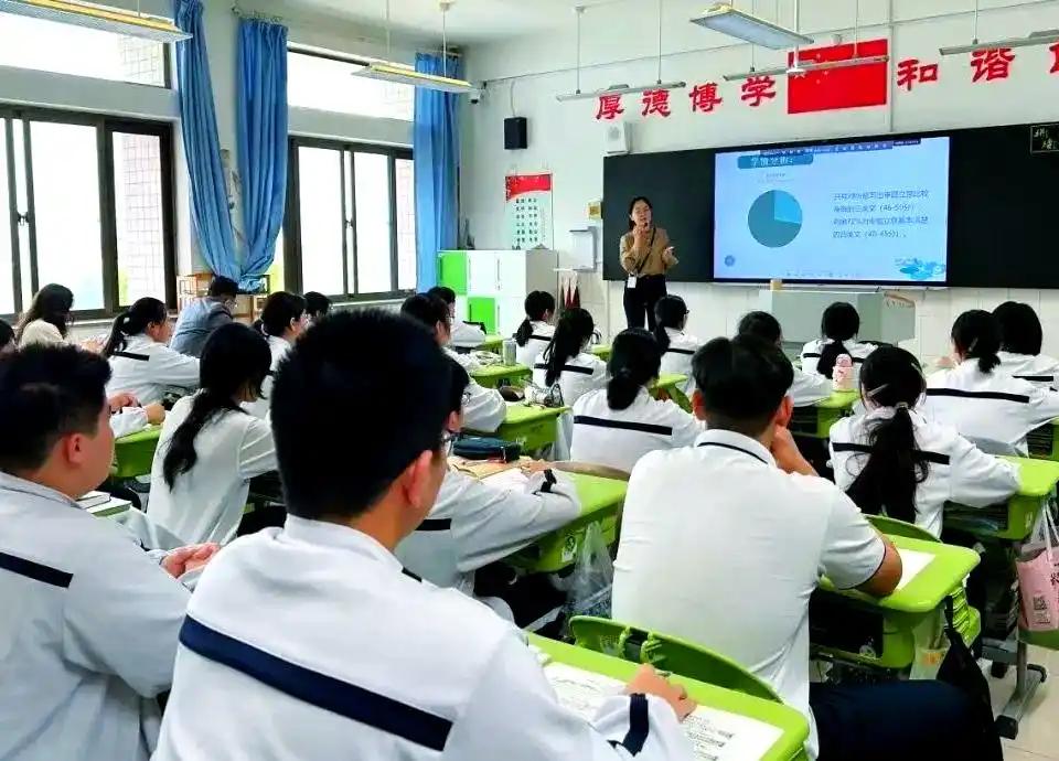 学校领导推门听课，抽查到年逾五十、副高职称、市级名师张老师。张老师上课未带教案，