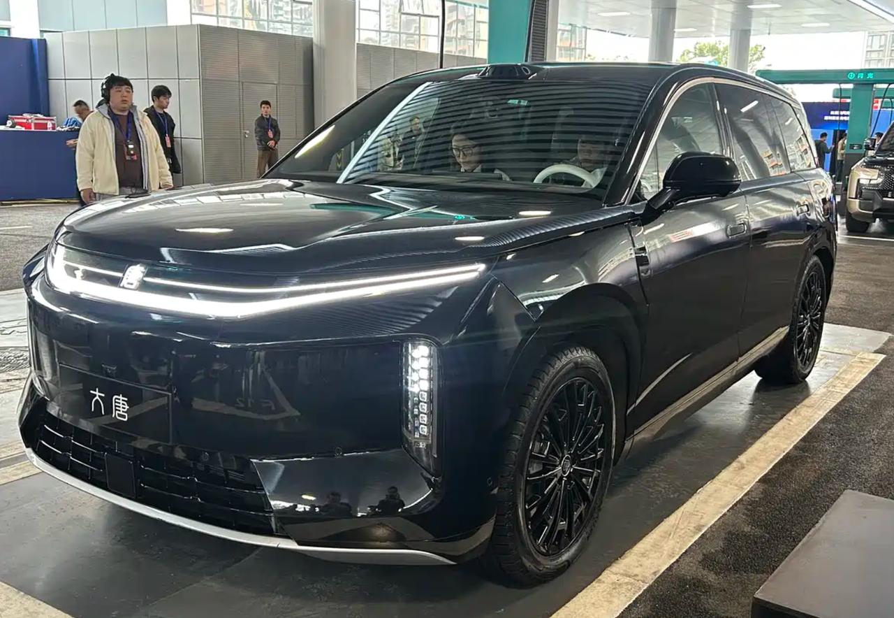 昨晚，比亚迪大唐首发亮相！这次比亚迪大唐还有个很牛逼的东西：看图3：木饰纹面