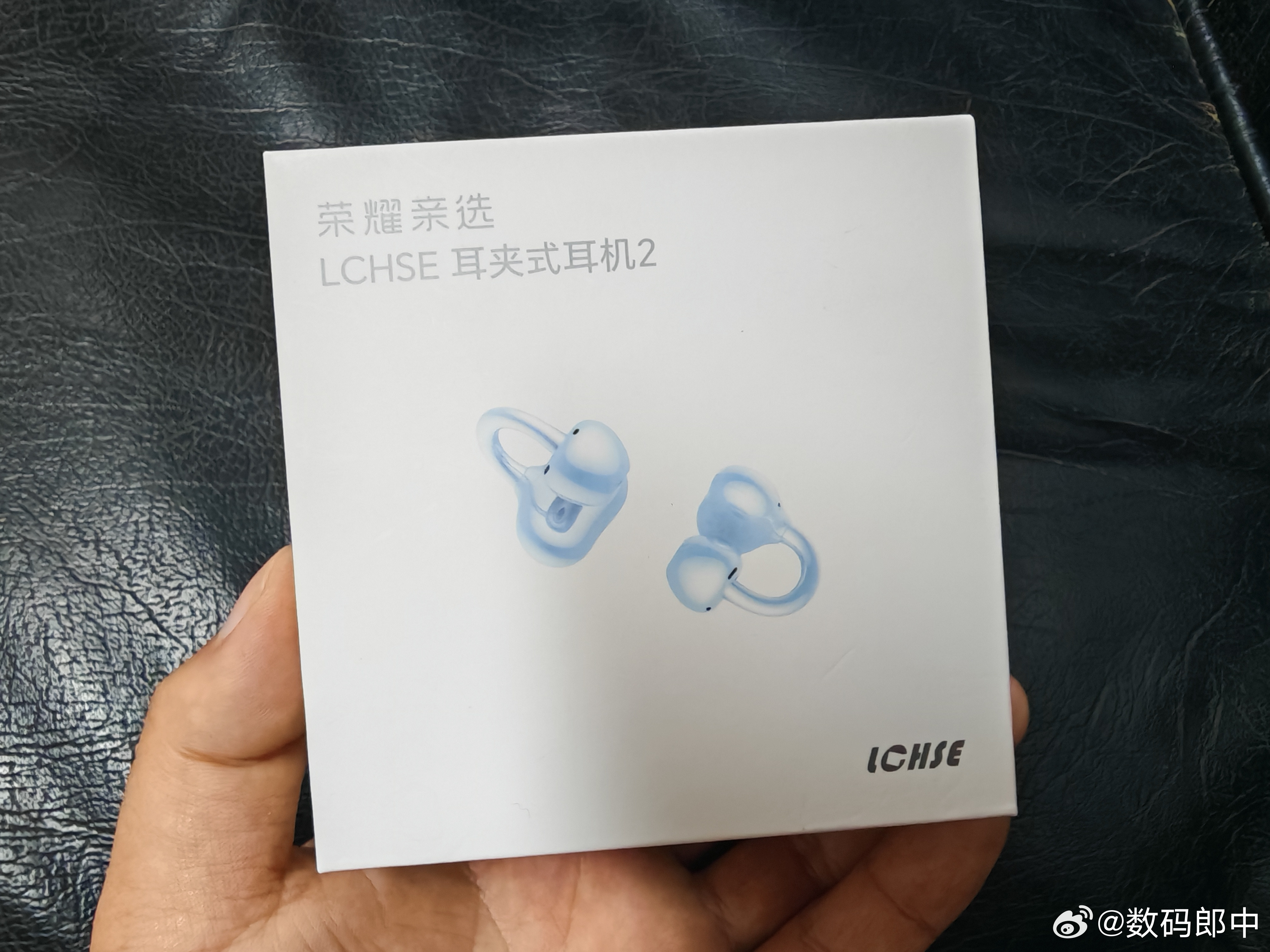荣耀亲选LCHSE耳夹式耳机2颜值不错哦，还可以搭配耳饰，成为时尚搭配耳机[66