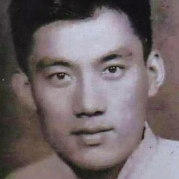 1943年2月，地下党员李振远在前往东北的路上遭遇日军盘查，眼看就要暴露，他2岁