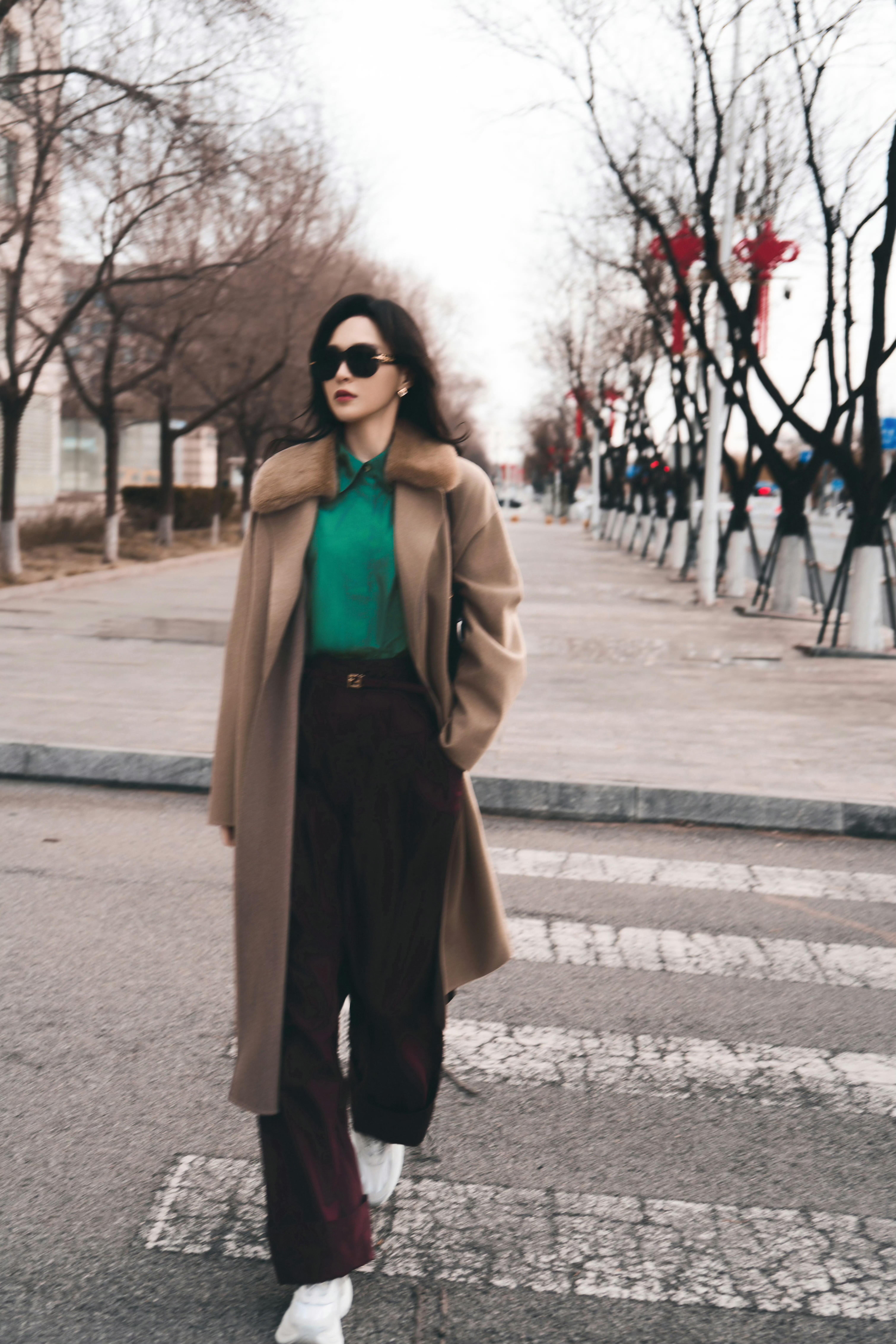 唐嫣老钱风造型唐嫣米兰时装周，身穿一袭FENDI2026早春系列，利落优雅的大