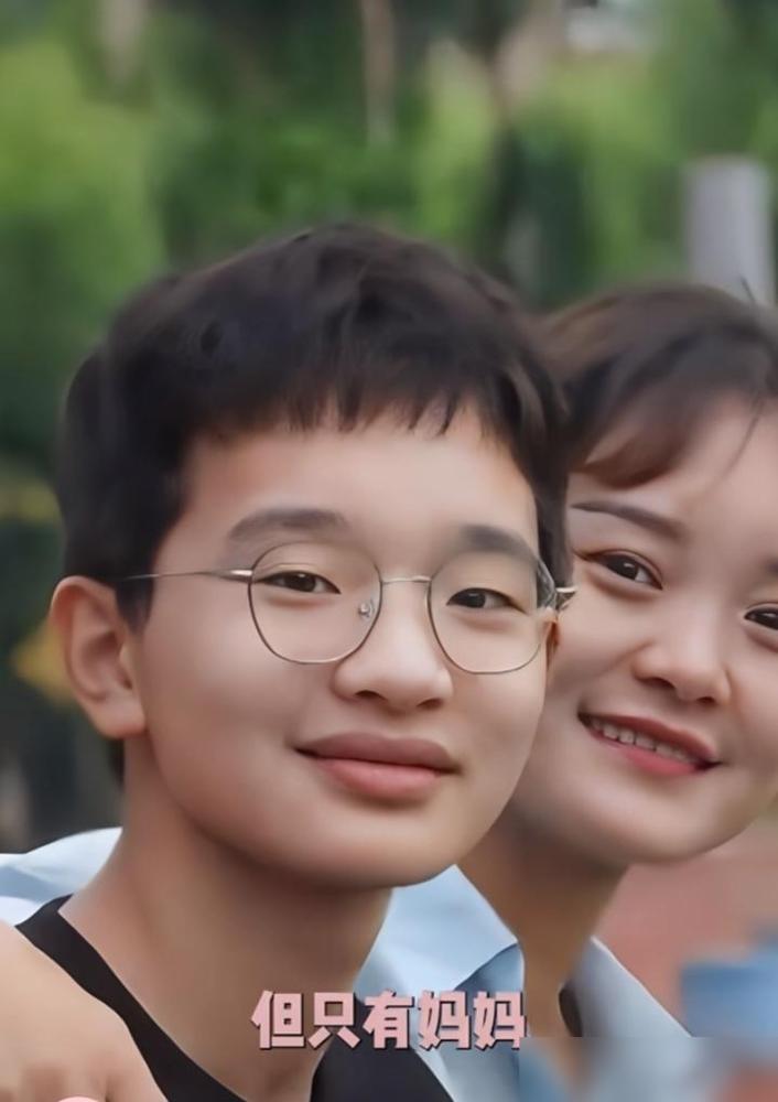 比起钟美美自己挣钱出国留学，更让我惊讶的是，他的妈妈竟然才38岁。我之前刷到