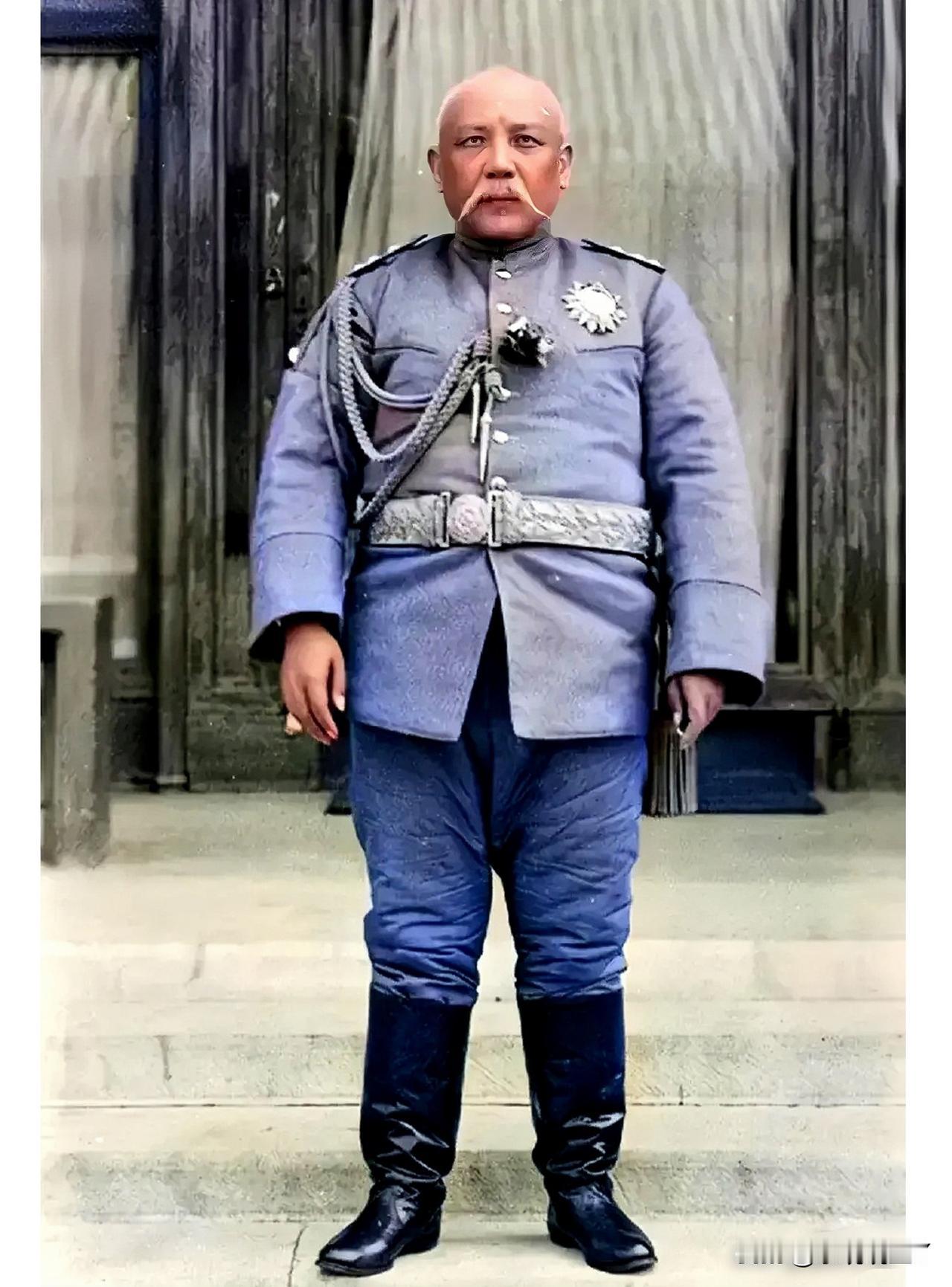 这便是袁世凯的真实模样，这可不是演戏，也不是影视剧里的演员，而是1912年他身着