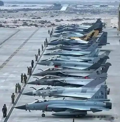 多国抢疯枭龙战机！1年狂揽110亿订单，中国军工的