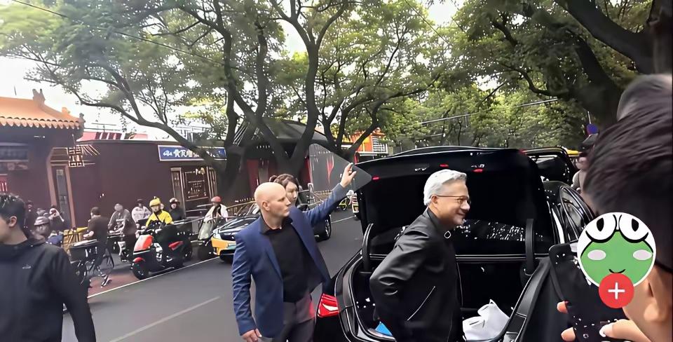 迈巴赫先不说是买的还是租的，亦或者是北京分公司的，图中这个光头是助理还是保镖，我