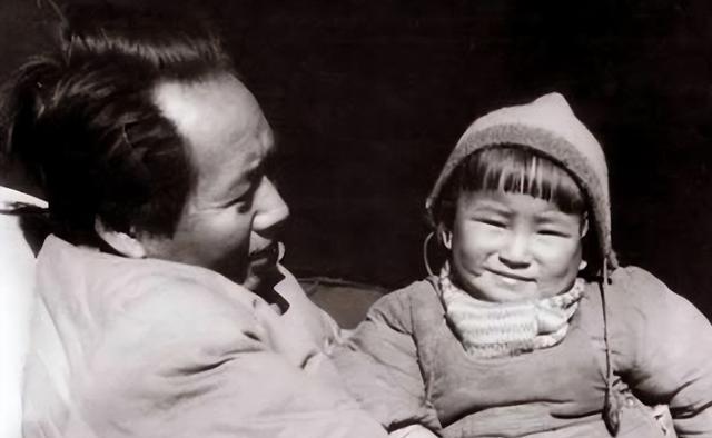 1976年，毛泽东主席病逝，举国哀悼。作为他晚年身边最小的女儿，李讷却未出现在告