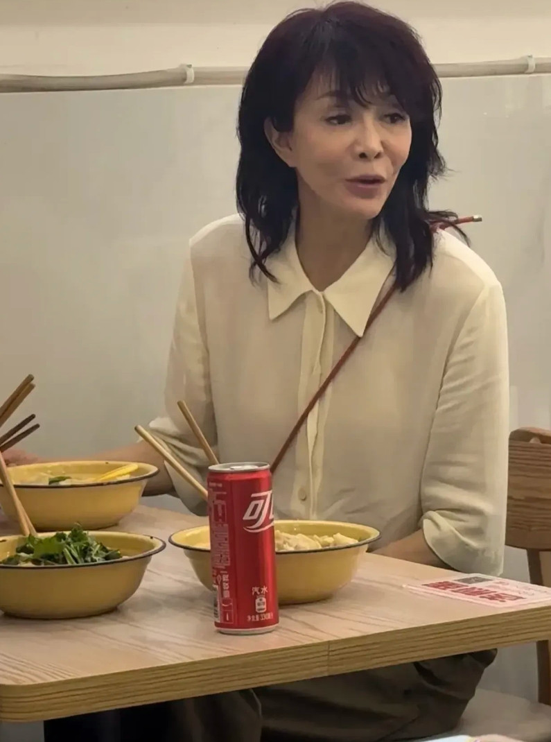 万万没有想到，曾经的女神变成这样了，差一点都没有认出来。[大笑][大笑][大笑]