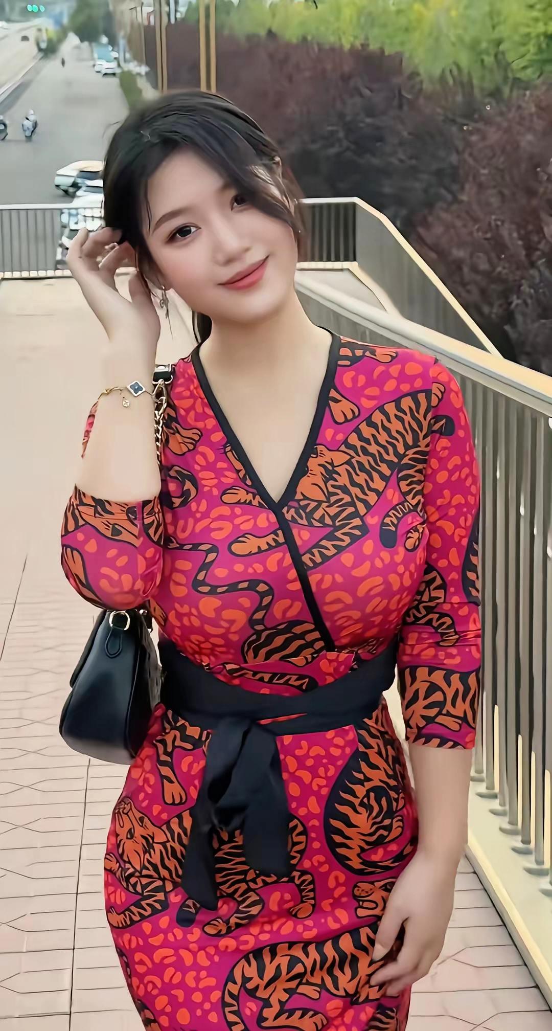 风韵花裙红色连衣裙