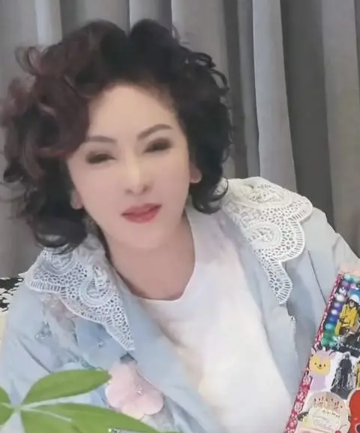 向太晒孙女礼物，4岁向芷似妈妈超可爱，祖孙互动超温馨