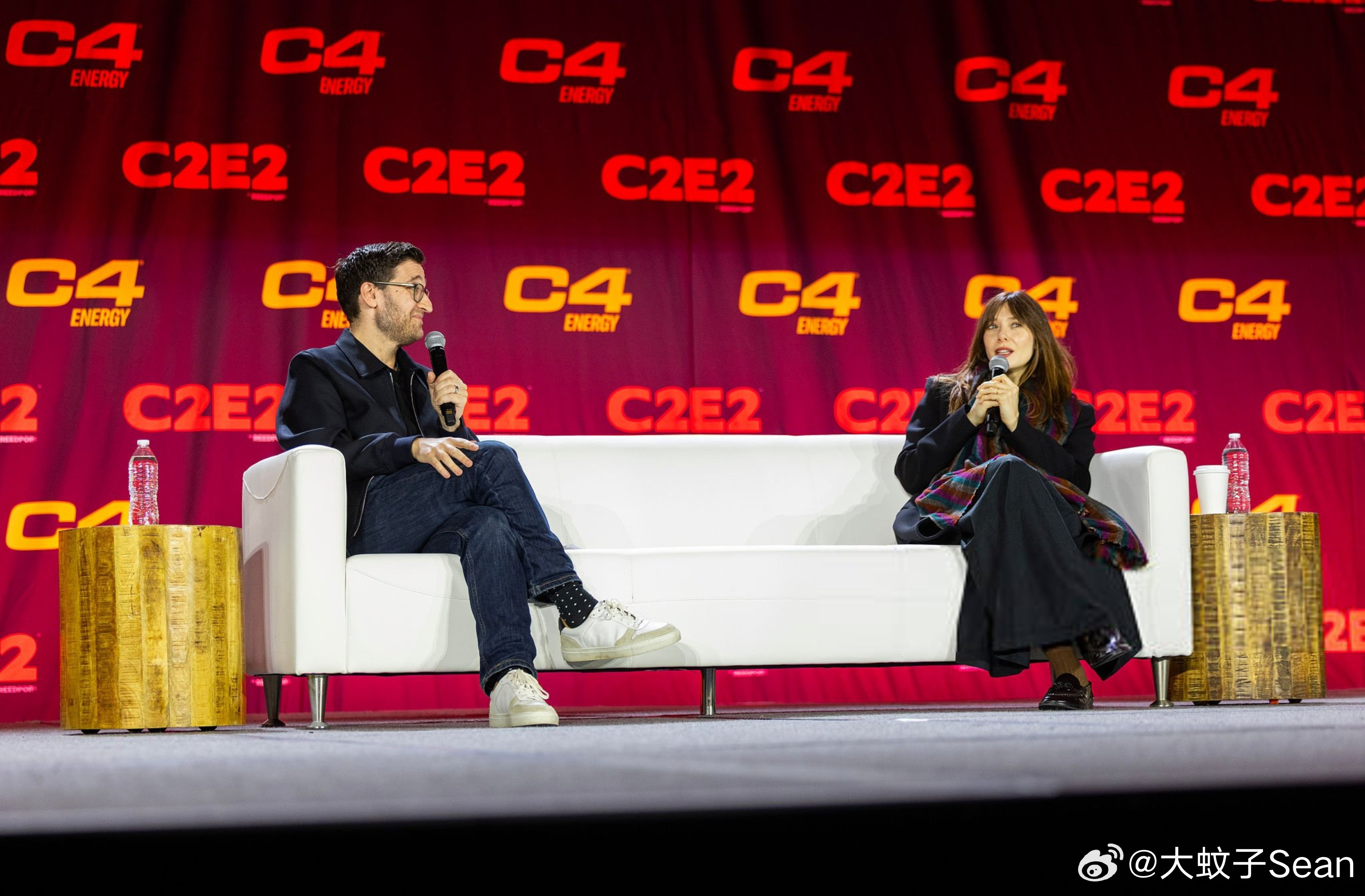 ElizabethOlsen伊丽莎白奥尔森在芝加哥出席C2E2漫展，登台与主持