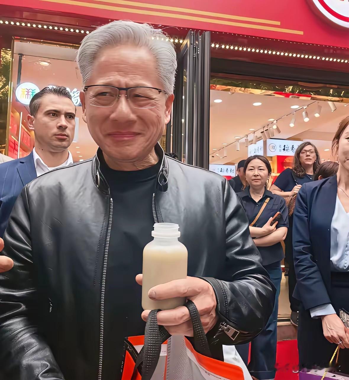 果然，豆汁的杀伤力妙不可言啊！黄仁勋这次在北京，算是领教了什么叫“降维打击”