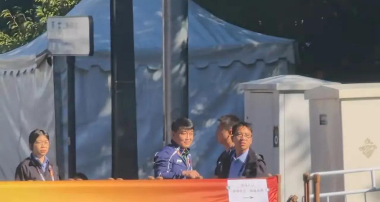 王皓没必要跟那些饭圈妹撕巴，你越在意，她们越起劲。本来就是一群生活特无聊，内心
