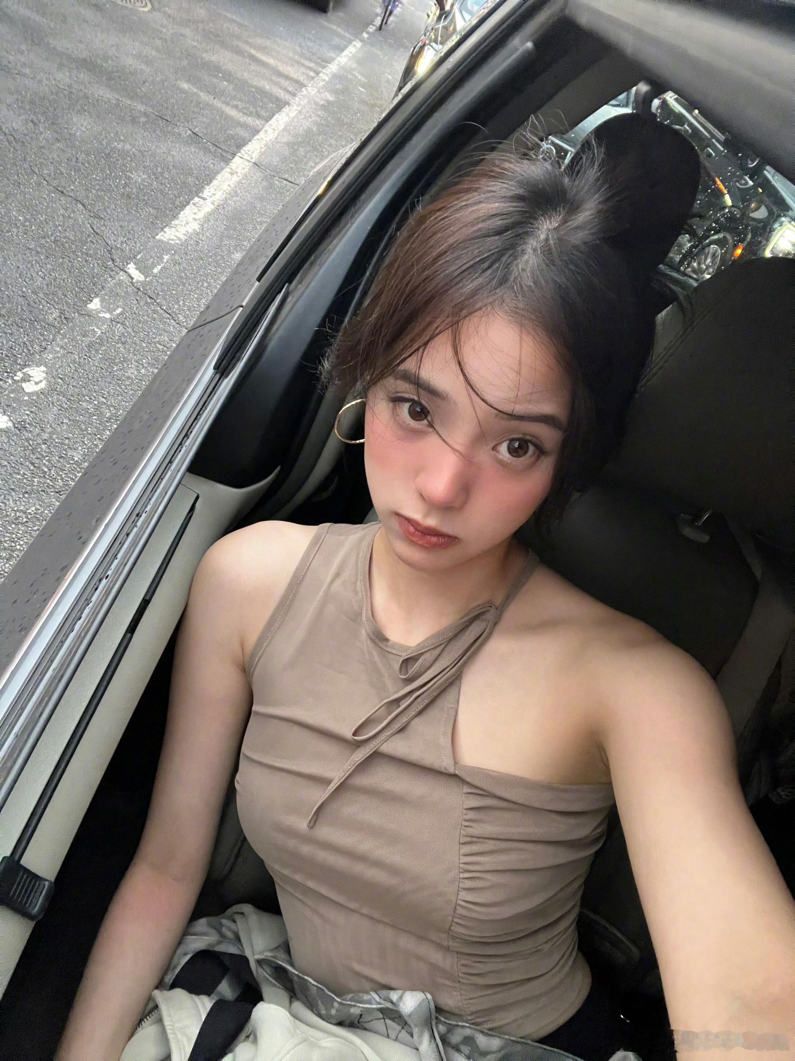 欧阳娜娜在国外还是挺开放的
