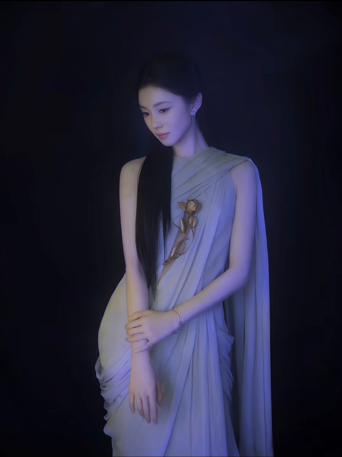 刘浩存“淡极生艳，仙极似妖”。