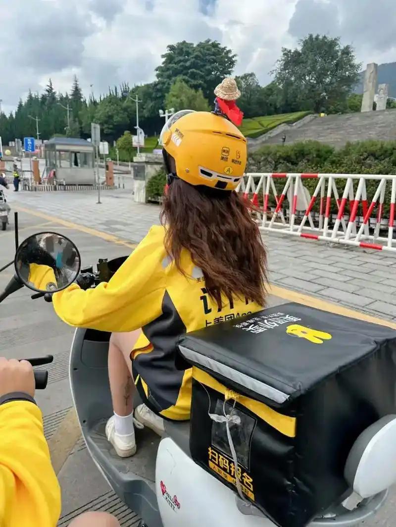 最近大家应该都有同感：大街上的女外卖员，肉眼可见地变多了。以前说起外卖骑手