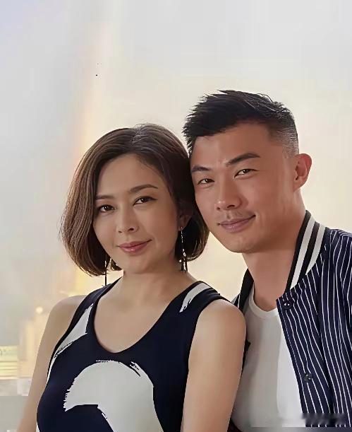 关之琳自己捅破不是分手，是离婚，男方那头连个屁都不放，冷处理。过了三年，陈泰铭才甩出一句狠的：前妻只