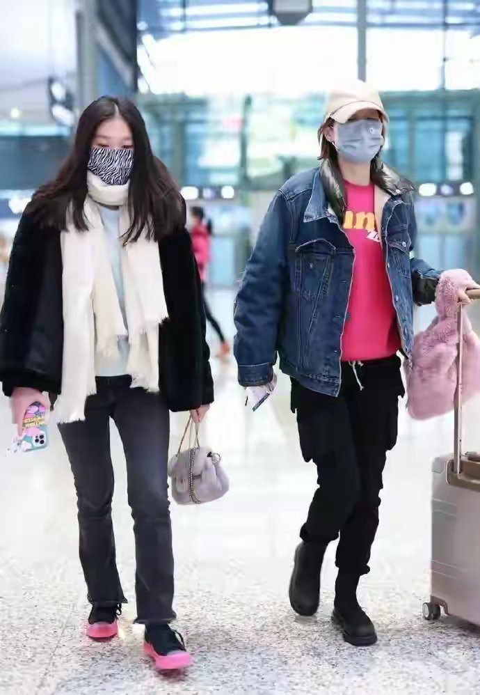 马伊琍携长女亮相，穿粉色卫衣显年轻，女儿穿皮草比妈妈时髦！​​​