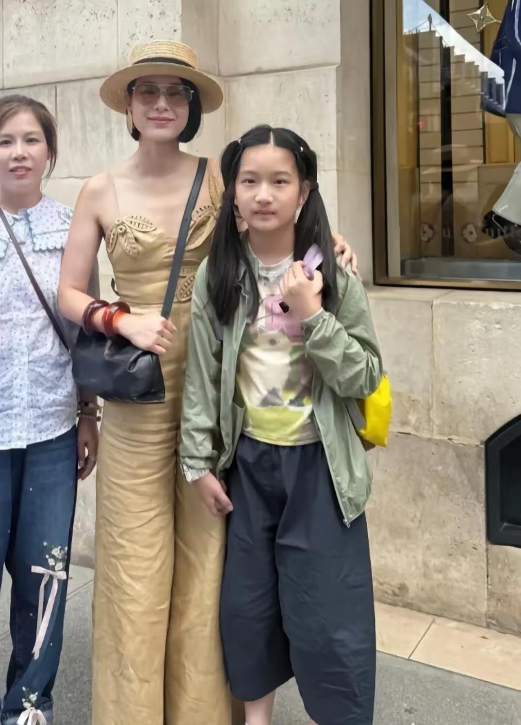 明星到底是明星，胡杏儿在剧里不算最美，可实际上真的好漂亮啊！个子高，也很瘦，而