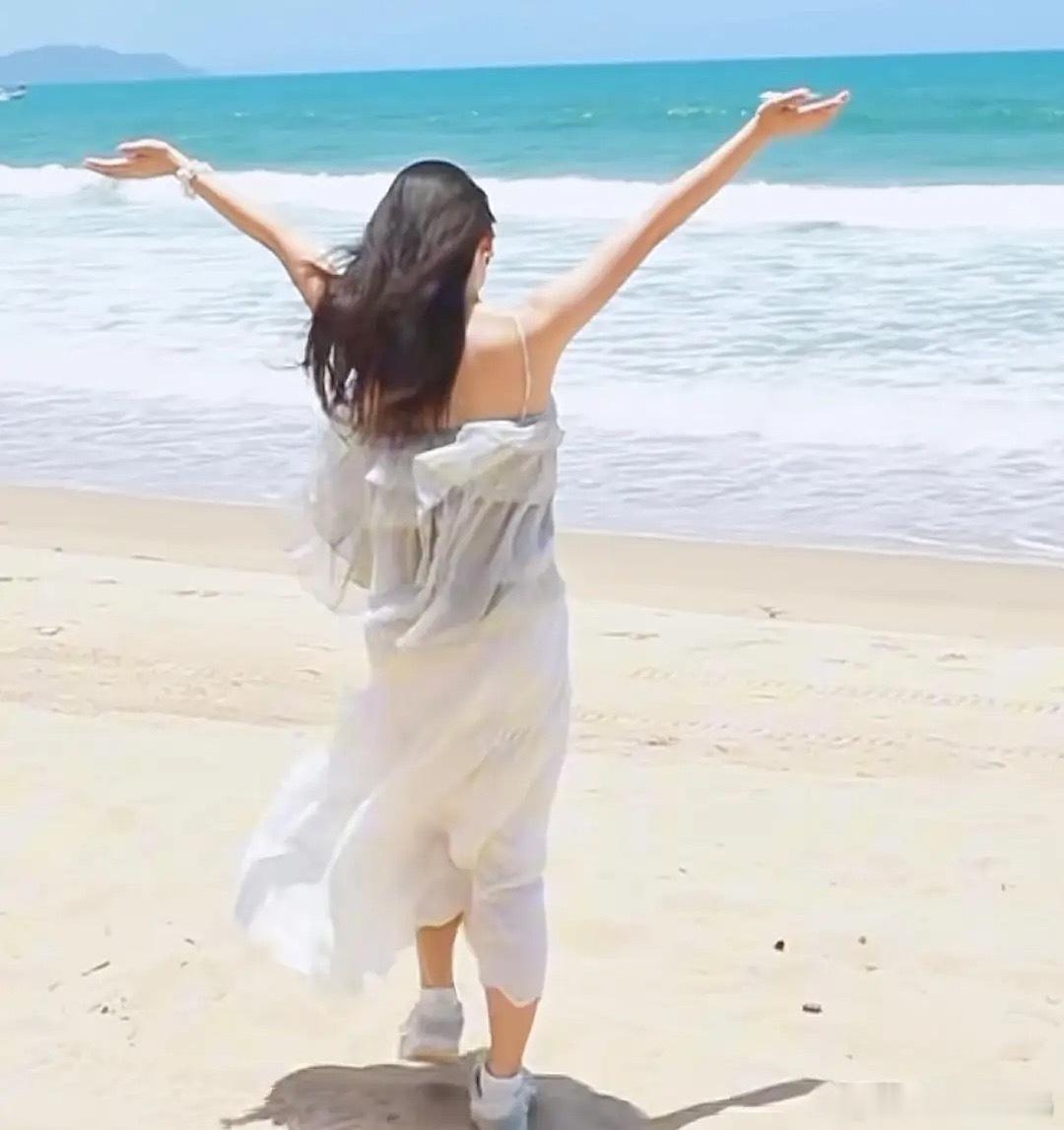田亮女儿放暑假了，18岁森碟去海边度假，成年后脸型更加像爸爸，她常年打网球也比别