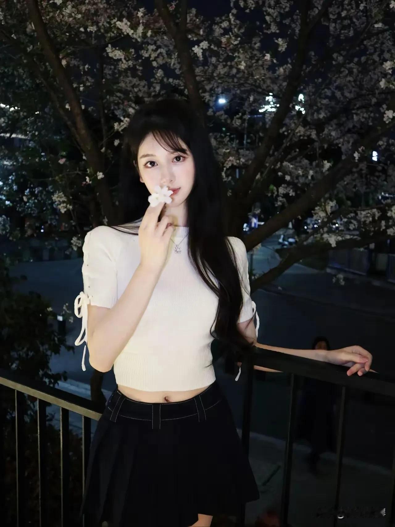 夜幕降临，思绪随风飘荡，感悟着人生的苦与乐，静谧的夜晚，是时候让心灵归零。你心中