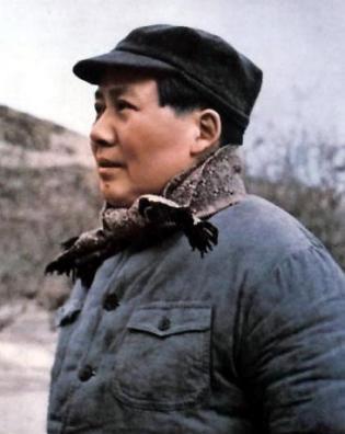 1949年，毛主席正要下令，让解放军渡过长江，解放南京，斯大林却发来一封电报：要
