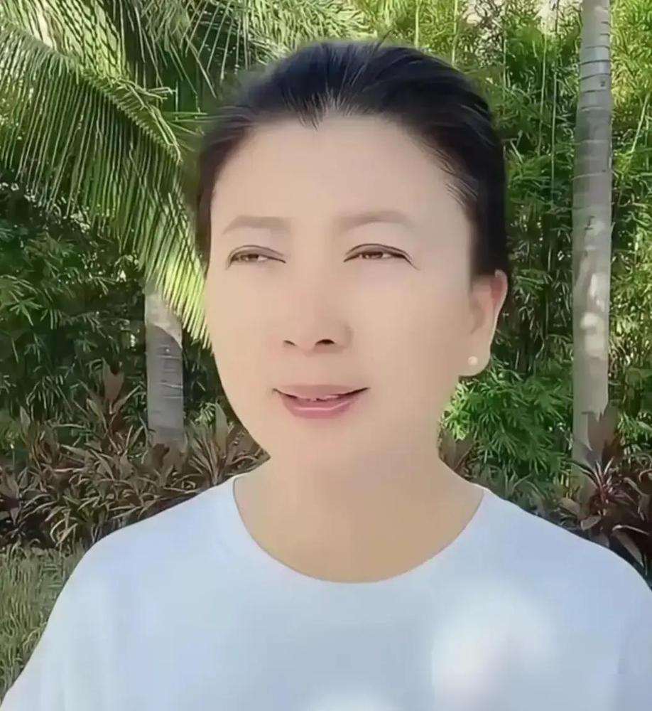 闫学晶凌晨卖吉林大米标价298十斤，弹幕飘了一句“吃不起”，她翻白眼甩出“嫌贵就