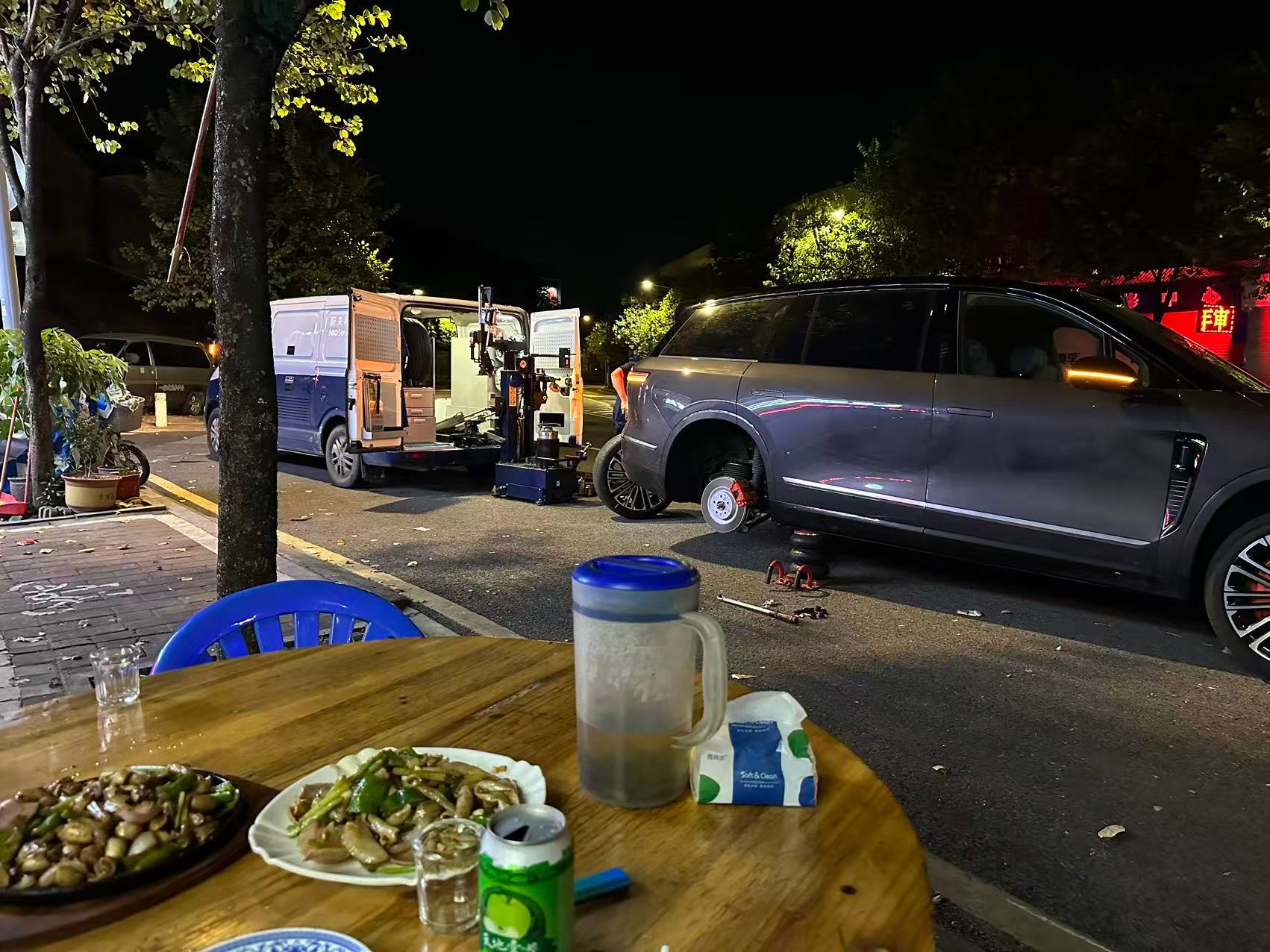 笑死了，昨天有台试驾车出工到半夜两点爆胎了，fl叫了蔚来上门补胎，然后原地点了个