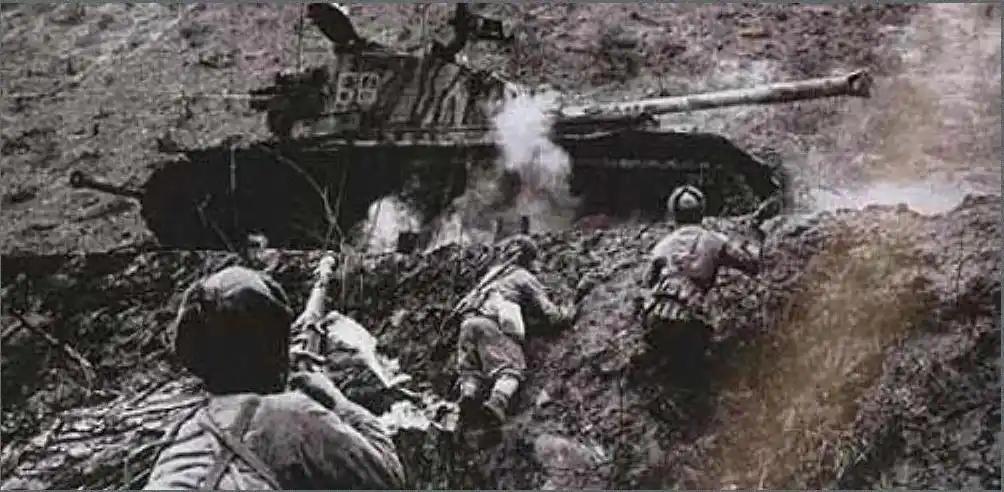 1953年朝鲜老秃山，四川班长候安弹尽粮绝，捡到美军一箱照明雷，反手扔出后，美军