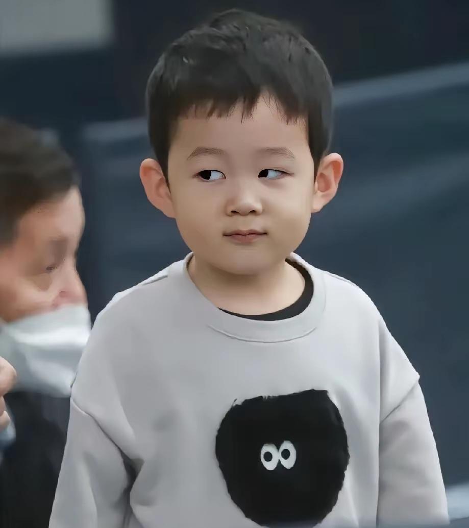 许昕输了这局，谁能想到症结在那件“漏风的皮夹克”上？赛场边镜头扫到卡宝时，