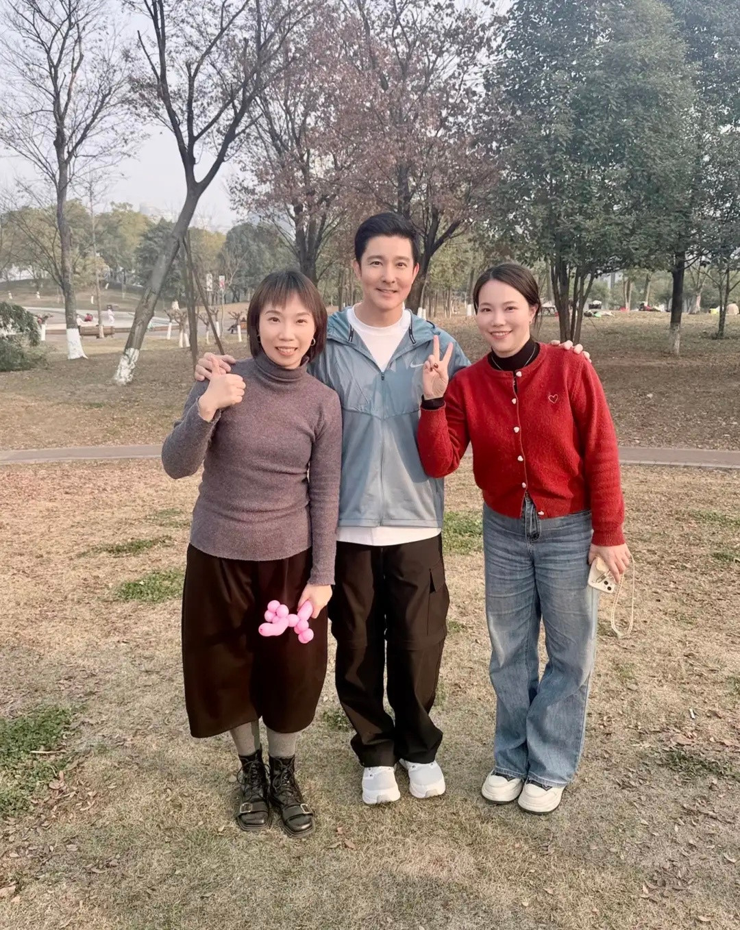 49岁立威廉现身成都公园游玩，官宣患癌后首露面，和民众一起野餐！