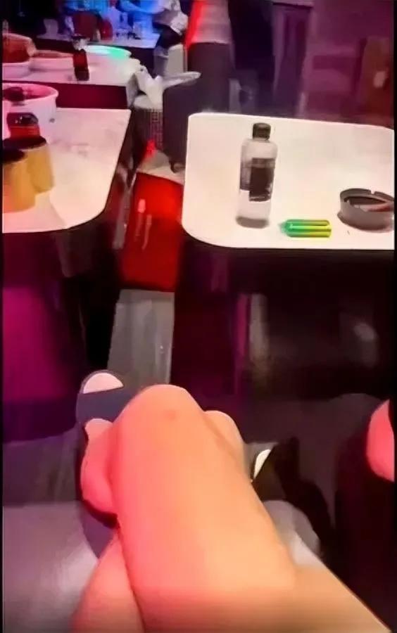 郭麒麟，又背刺了。别墅里那顿饭，他连筷子都没摆造型。我盯着流出的模糊照片