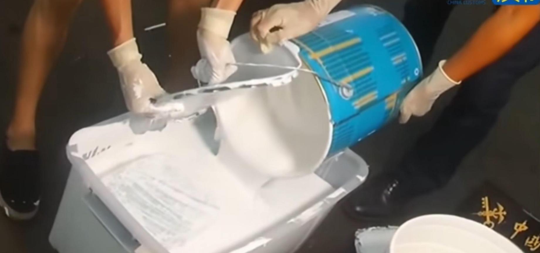 广东珠海，海关查验港牌车，发现后备箱油漆桶藏手机。珠海海关近日例行检查入