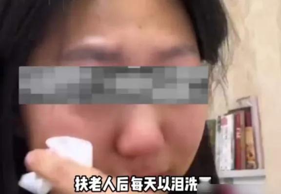 甘肃，女子遛狗时，发现一个老人坐着轮椅，栽倒在沟里，她很着急就过去想扶老人，但她