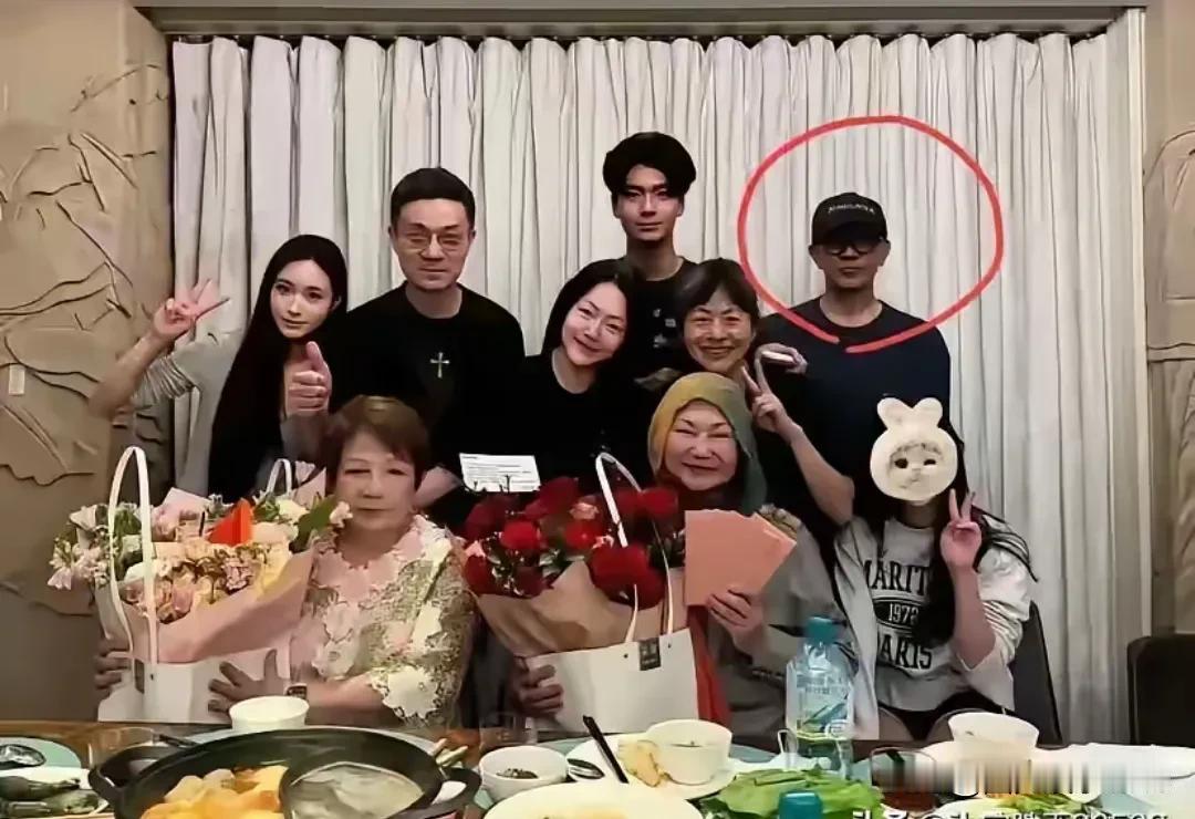 s妈在母亲节这个特殊的节日发了一个全家福。照片中有大女儿和二女儿，还有两个女婿，