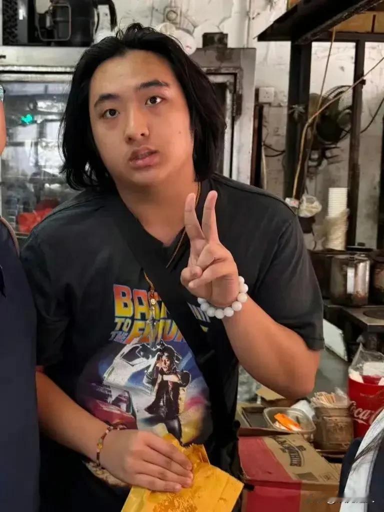 这真是吴镇宇儿子费曼？17岁穿得像47岁，排队买猪扒包的样子谁认得出！就在