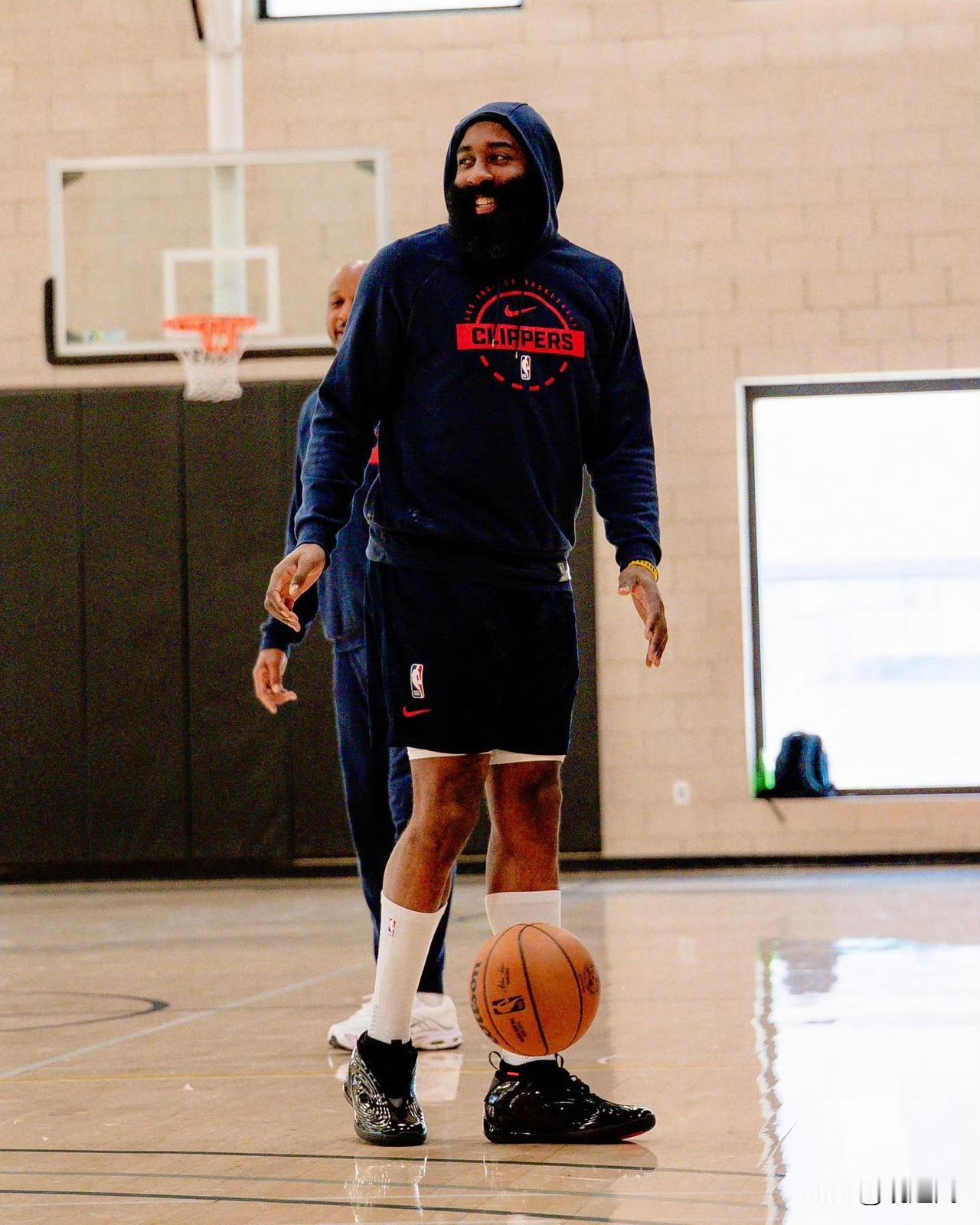 今天快船全队在丹佛掘金进行了训练，在这个熟悉的地方。氛围现在确实更好了。明天伦