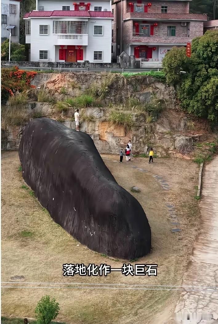 梅州的这块石头，感觉不像是人造的景观，像是一块天然的石头，这块石头的形状很奇特，