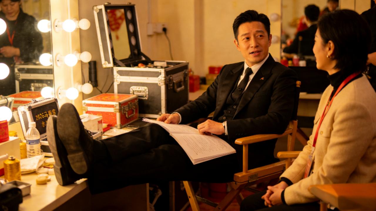 春晚后台名场面刷屏！撒贝宁候场松弛感拉满，尼格买提加速过词太真实2026马