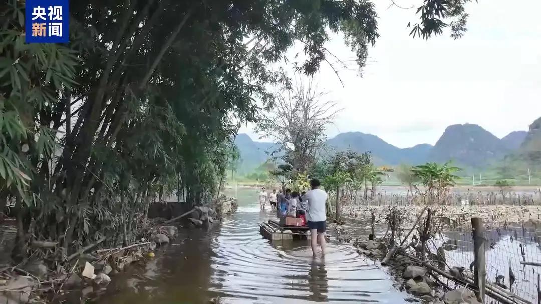 广西百色遭“地下河倒灌”！88处积水难消，抗洪人员连轴转：你们辛苦了！朋友