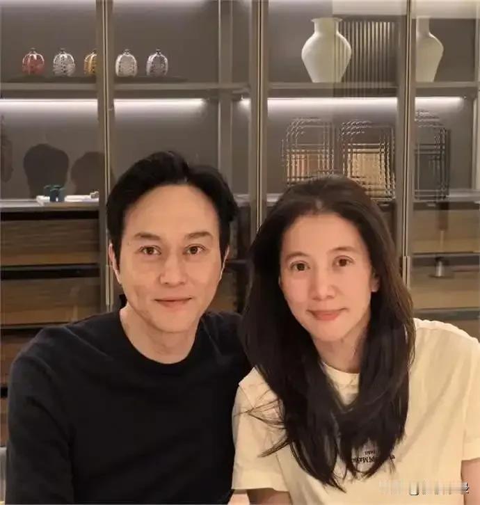 袁咏仪张智霖庆结婚24年，夫妻素颜出镜，脸上全是岁月痕迹好感人大帅哥张智霖[赞