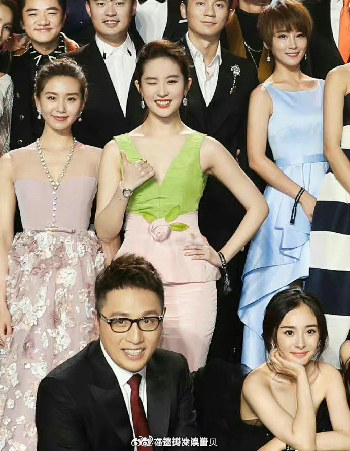 投稿：刘亦菲和杨幂刘诗诗同框的经典图原图居然是这样的…