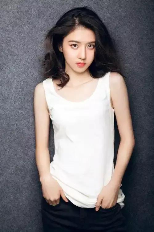 不查不知道，一查吓一跳，原来李凯馨的干爹竟然是李荣达，李凯馨原名本来叫俞凯馨