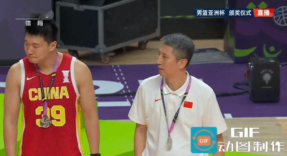 亚军颁奖合影，队员们不干了，纷纷将郭士强请到了C位……第一个出场领奖的是队长赵睿