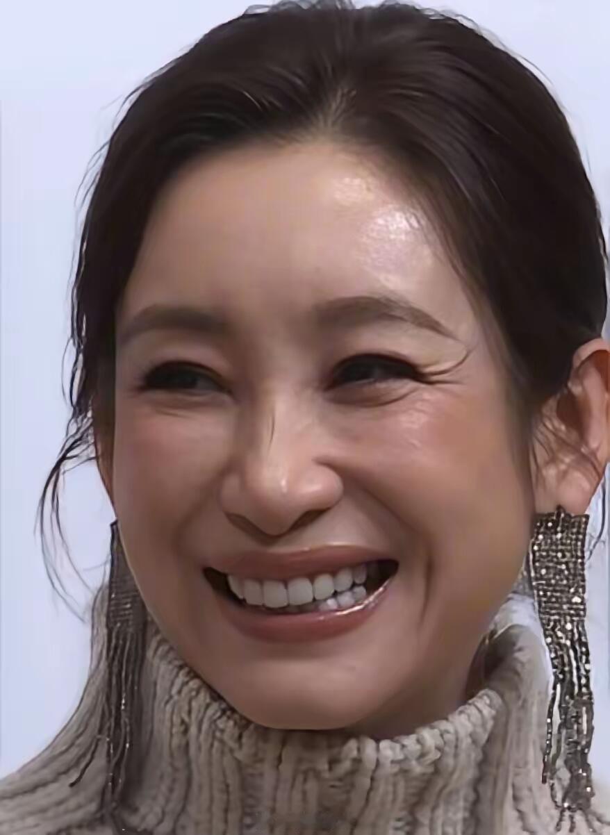 48岁秦海璐女人味十足