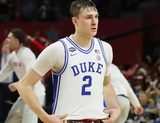 不是我黑他，这位呼声很高的选秀状元弗拉格，大概率是个水货。NBA所有白人超巨