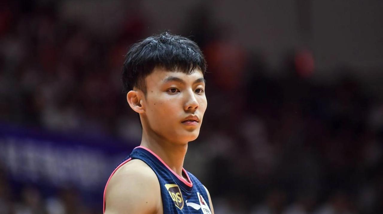 徐杰回广东得了！中国男篮对阵委内瑞拉，徐杰仅仅获得八分钟的上场时间，而且这八分