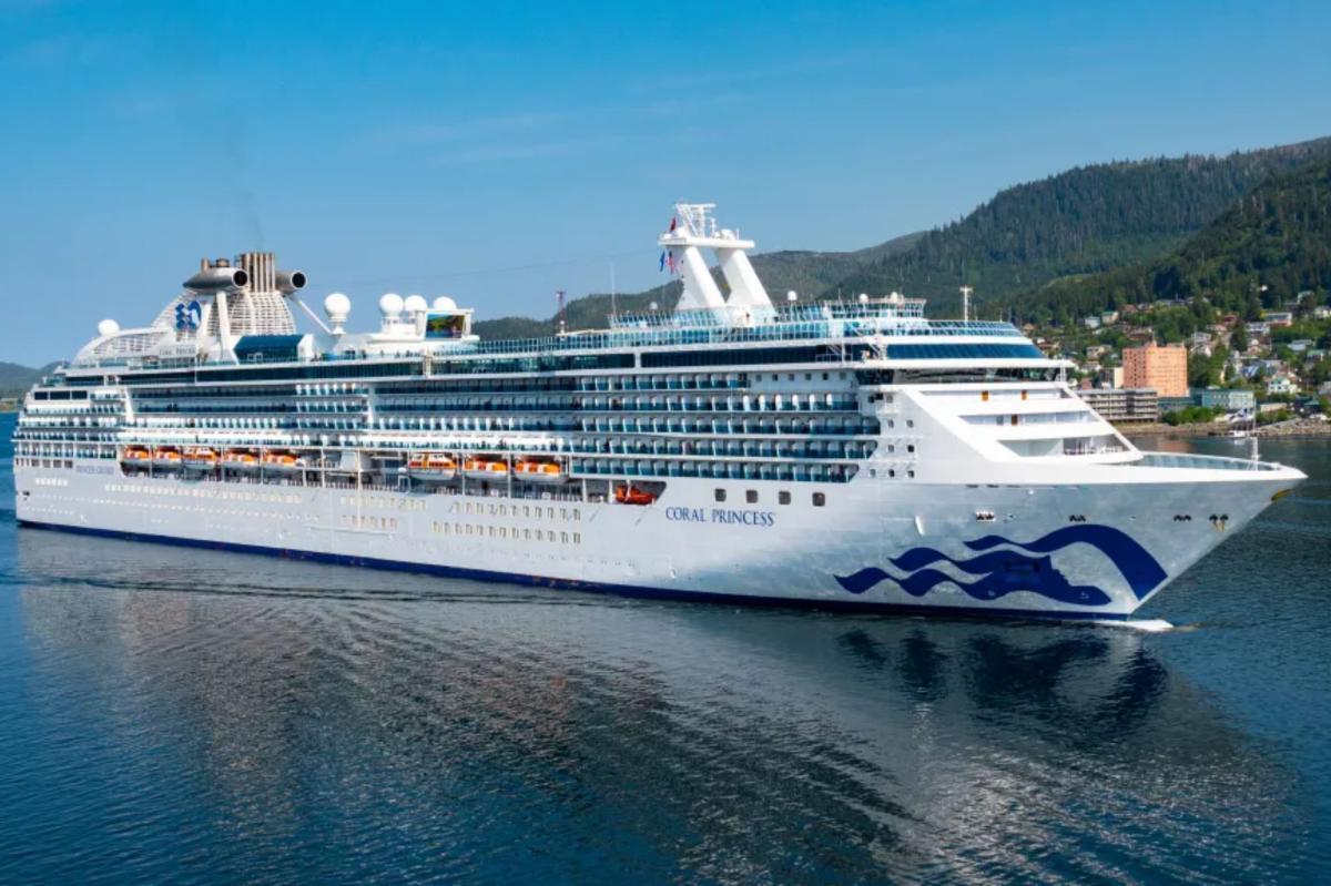 一位新泽西州的摄影师在背负“巨额”债务后，卖掉了自己心爱的房子，搬到一艘豪华游轮