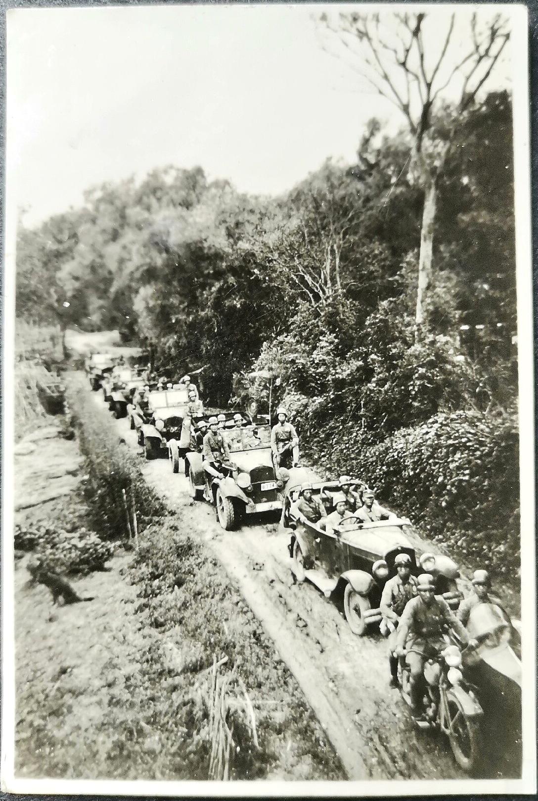 这是我见过的最豪华的德械师部队，一串长长的车队，步兵全部都是坐车的，没有一个人是
